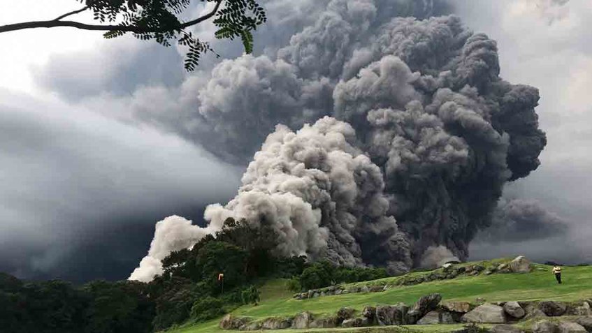 Alertan de descenso de materiales del volcán Santiaguito de Guatemala