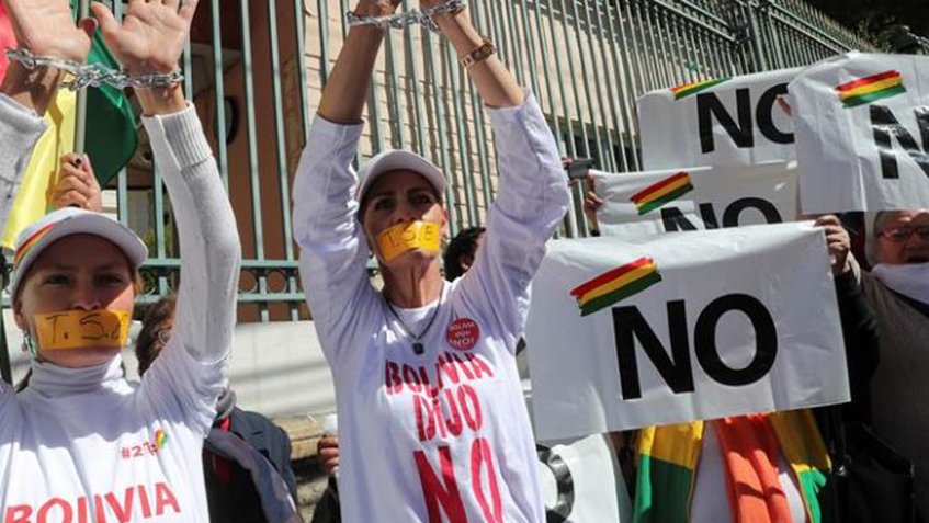 Piden con un plantón que órgano electoral frene reelección de Evo Morales