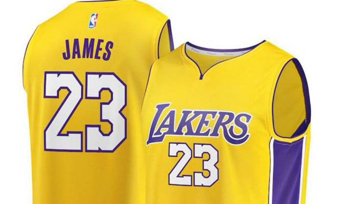 James ya lidera venta de camisetas por Internet con la nueva de Lakers