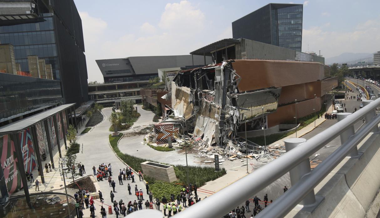 México: Se derrumba lujoso centro comercial Plaza Artz Pedregal