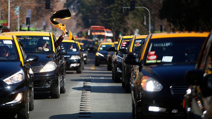 Taxistas chilenos protestan contra proyecto del Gobierno para regular Uber