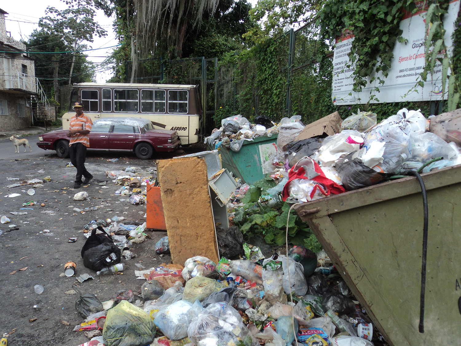 Dos meses con los basureros desbordados en El Vigía