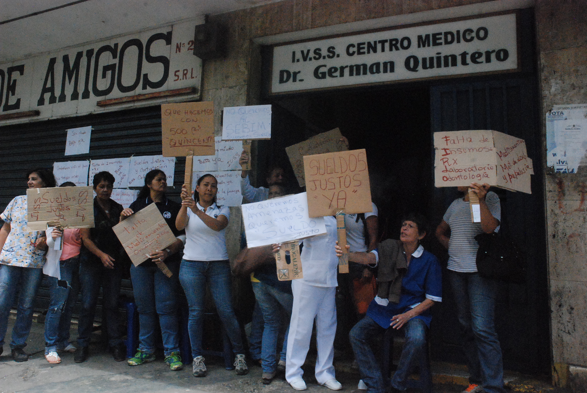 Empleados del IVSS protestan para exigir aumento salarial