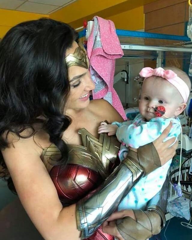 Niños con cáncer se sorprendieron con la visita de la ‘Mujer Maravilla’