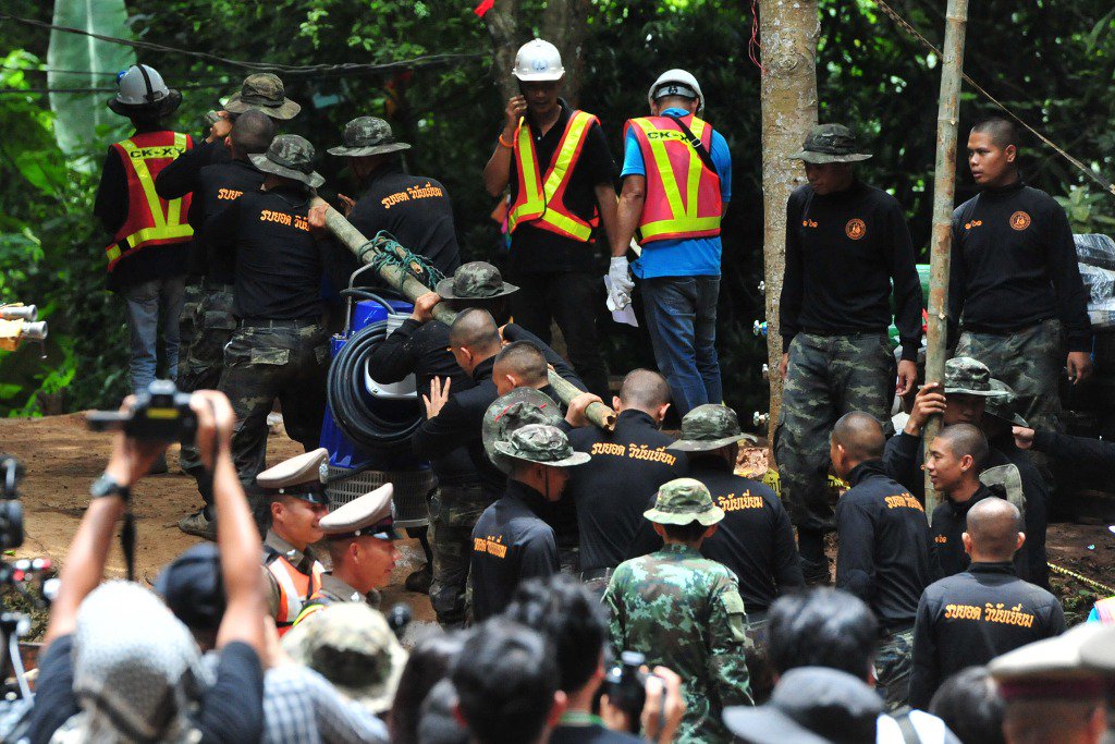 Rescatan a los primeros niños atrapados en una cueva en Tailandia