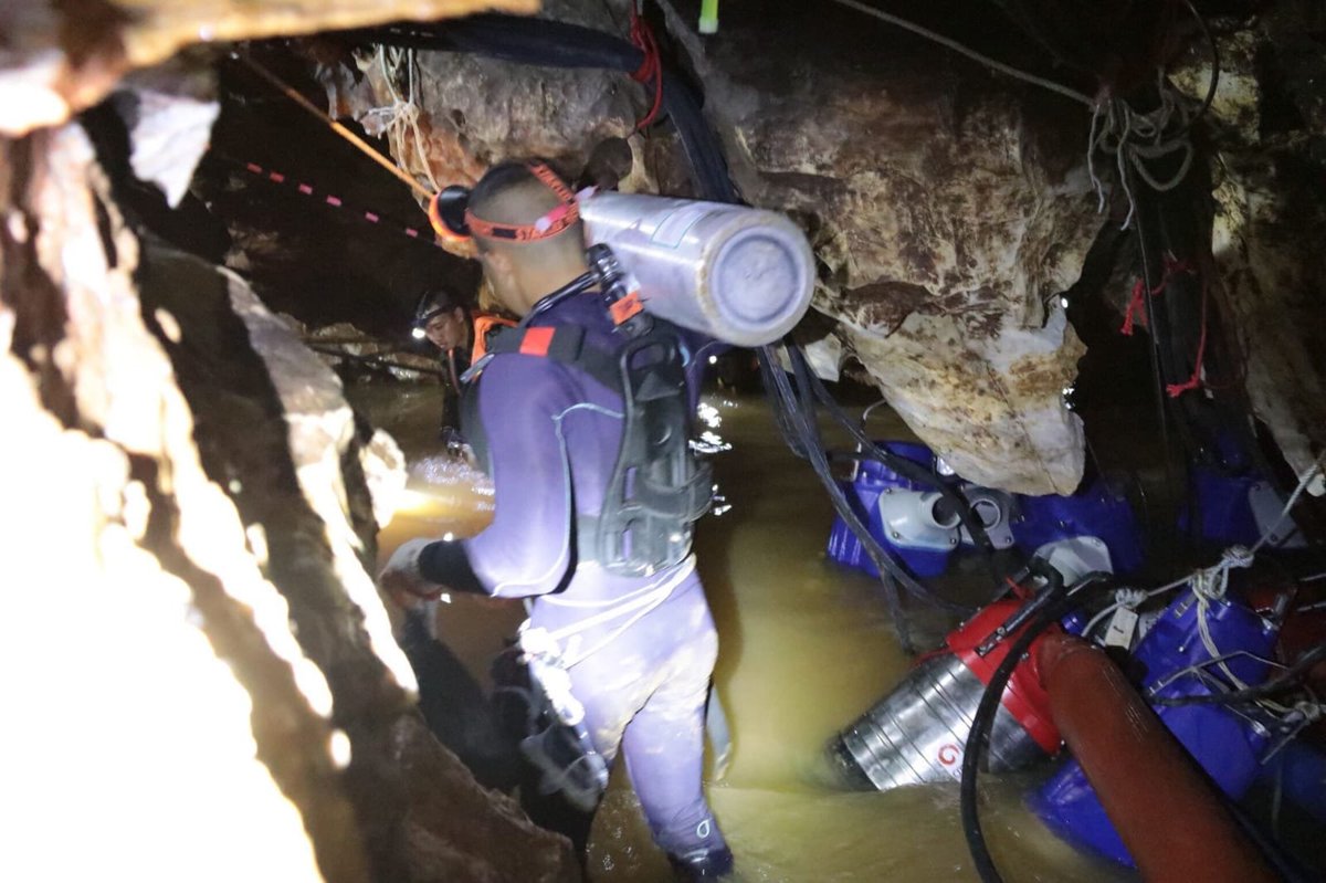 Interrumpidas las tareas de rescate de los atrapados en la cueva tailandesa