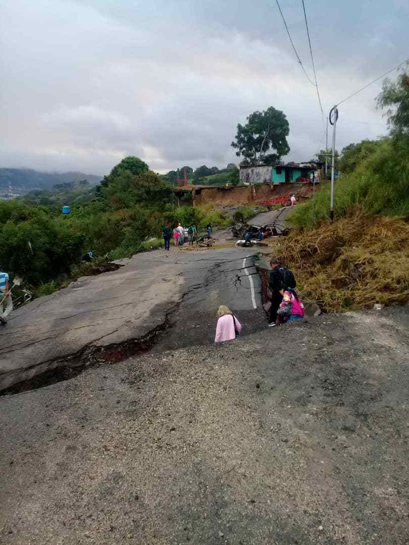 Rubio incomunicado por colapso total de vía en el sector Santa Elena