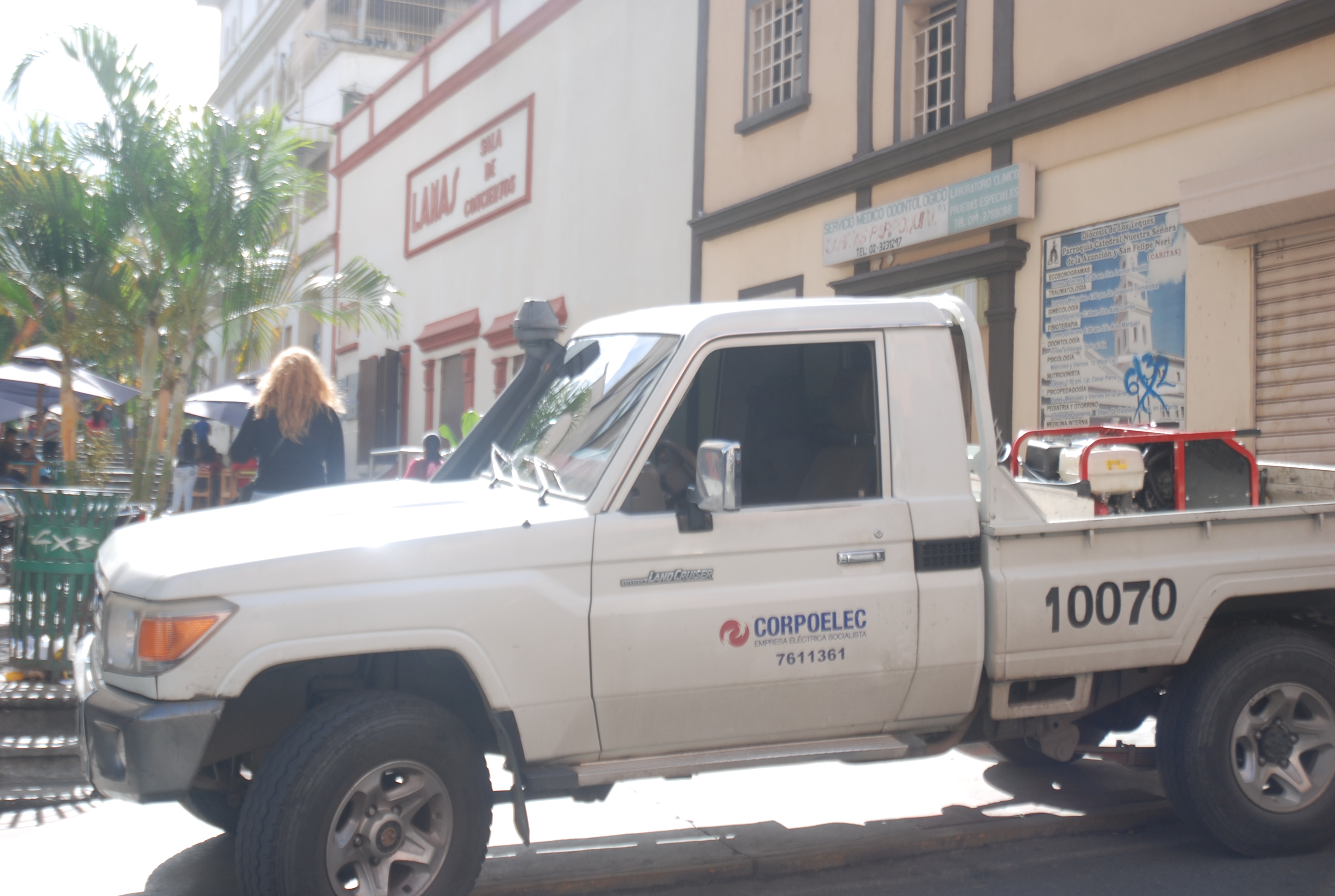 Explosión en alcantarilla dejo sin luz a comercios del Lamas