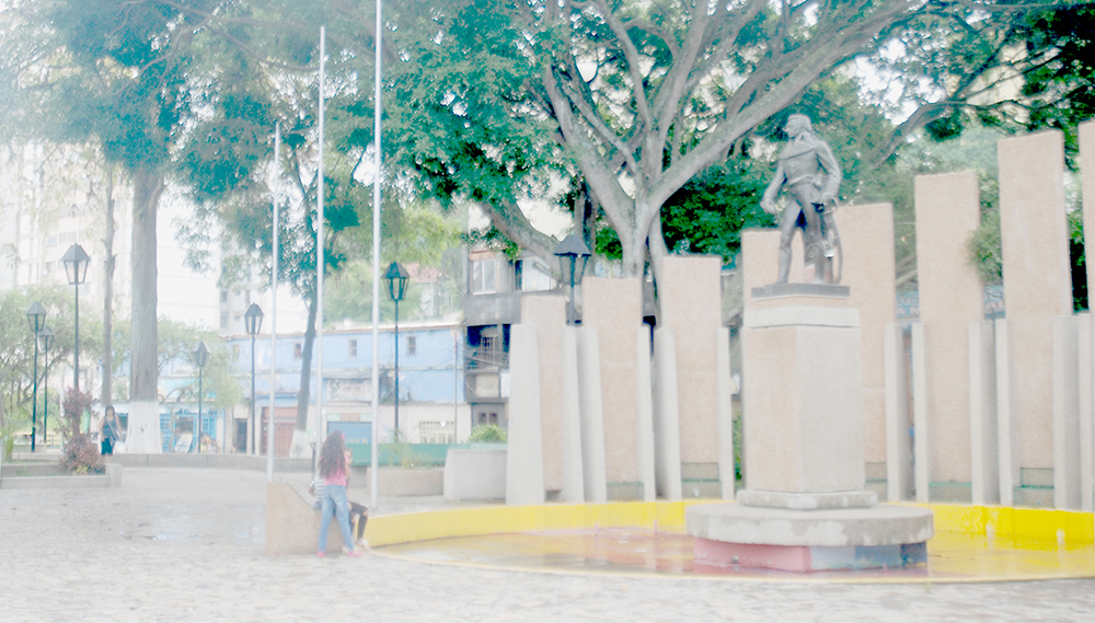 Alcaldía mete mano a alumbrado de plaza Miranda