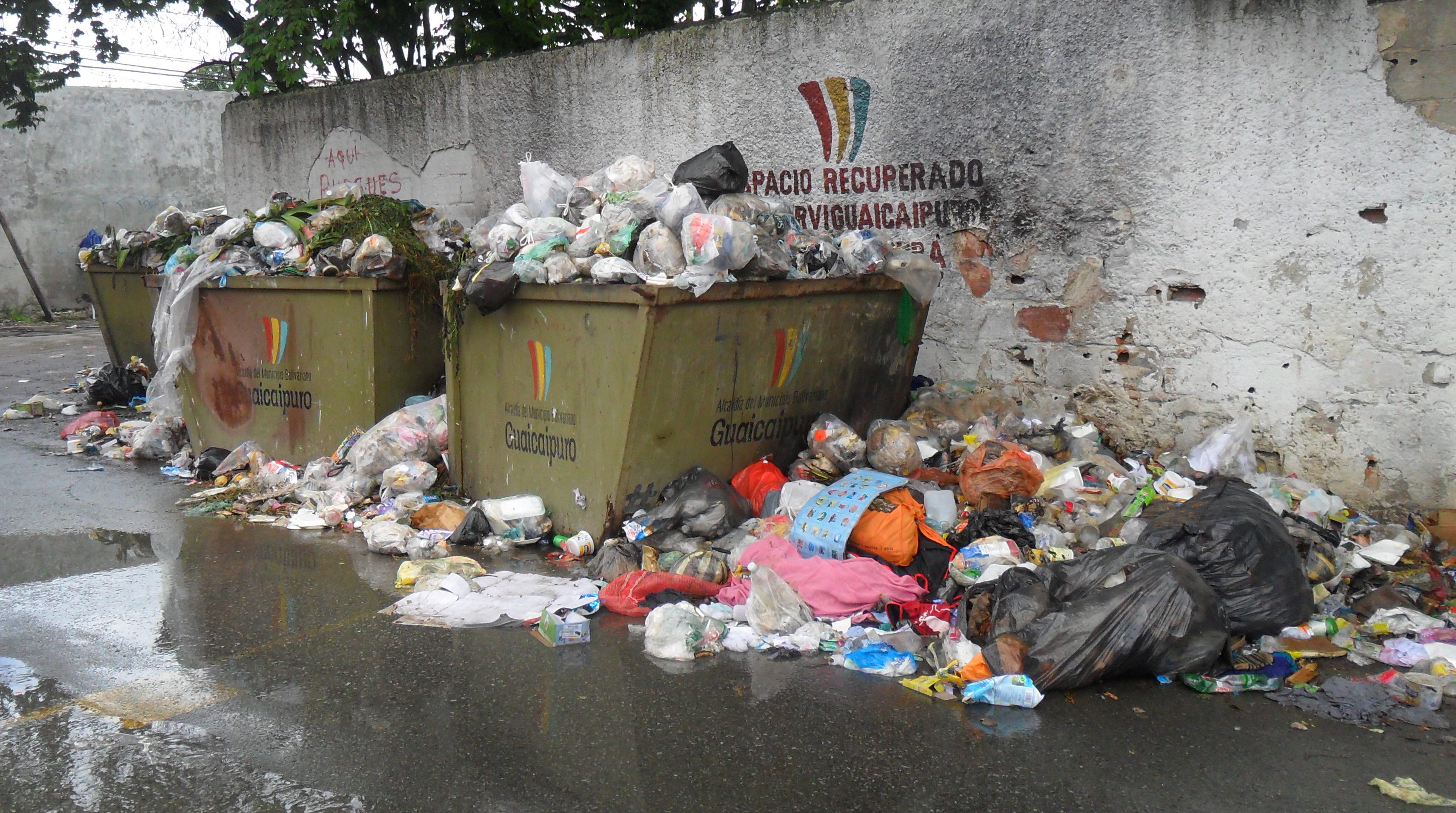 Abarrotados de basura lucen contenedores de La Macarena