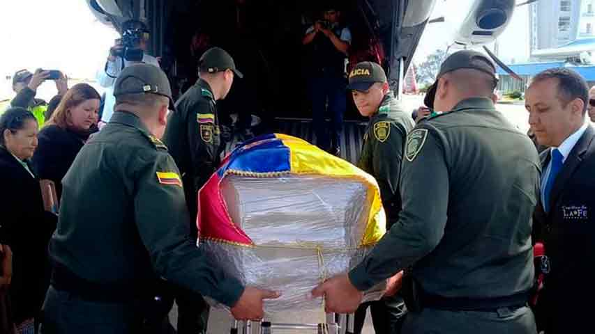 Llega a Quito avión con cuerpos de pareja ecuatoriana asesinada