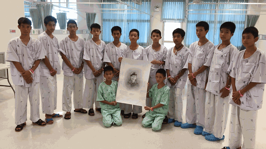 Los niños de la cueva en Tailandia lloran la muerte de uno de los socorristas