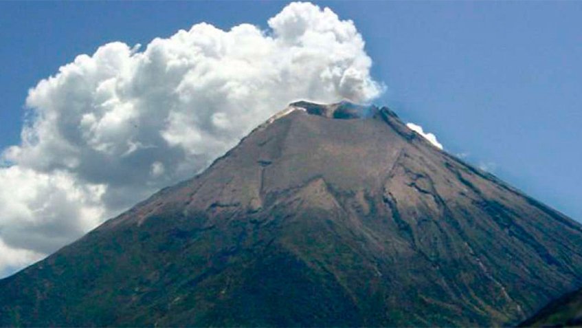 Reportan leve caída de ceniza desde el volcán ecuatoriano Reventador