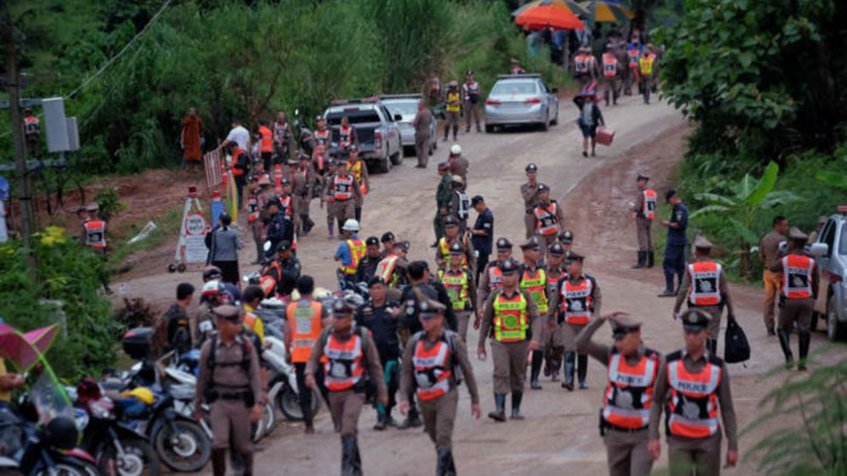 Autoridades tailandesas interrumpen las labores de rescate de los niños atrapados en la cueva