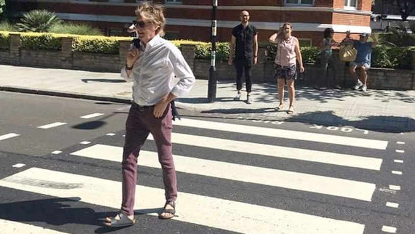 Paul McCartney vuelve a cruzar Abbey Road en Londres 49 años después