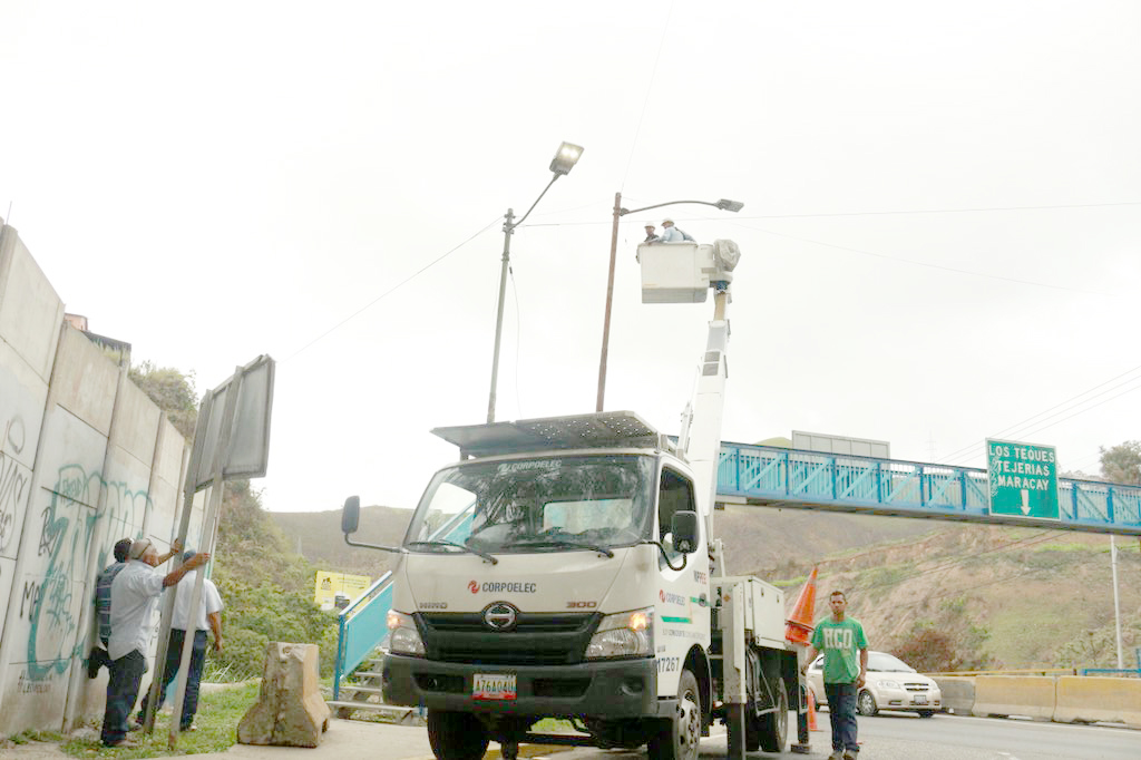 Iluminarias dan vida  a distribuidor en puente Carrizal