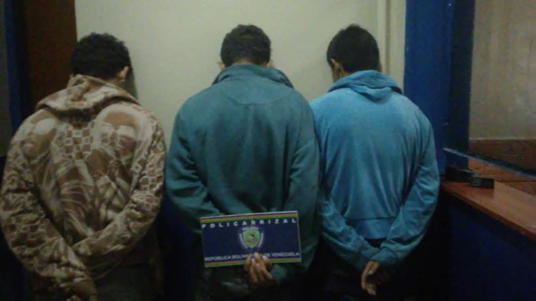 Presos tres adolescentes por robo en vivienda de Carrizal