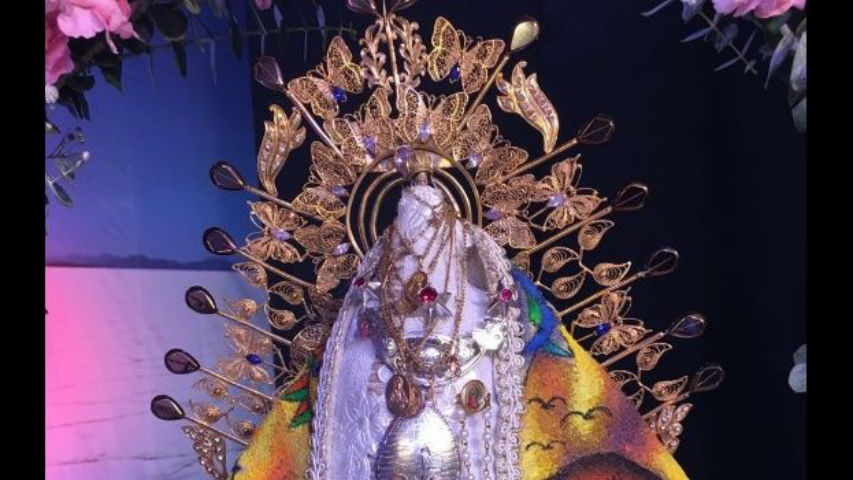 Bolivia revela una colección “única” de vestimenta de la virgen más pequeña