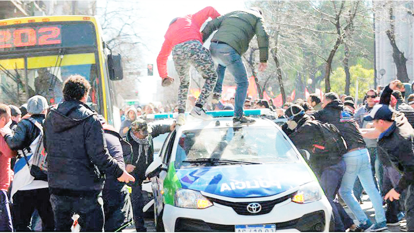 Decenas de heridos y detenidos en Argentina tras una protesta sindical