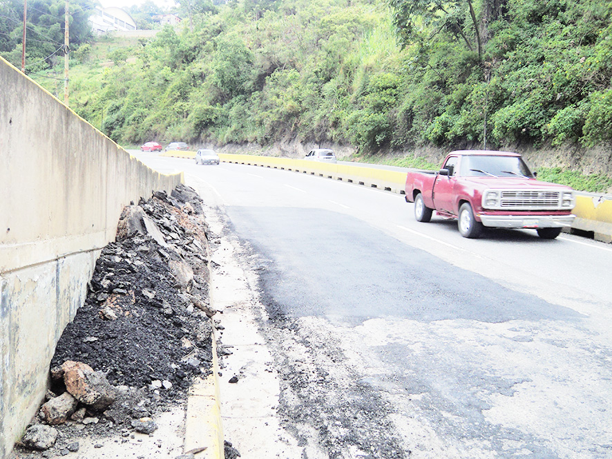 Alcaldía reparó la vialidad en Puente Carrizal