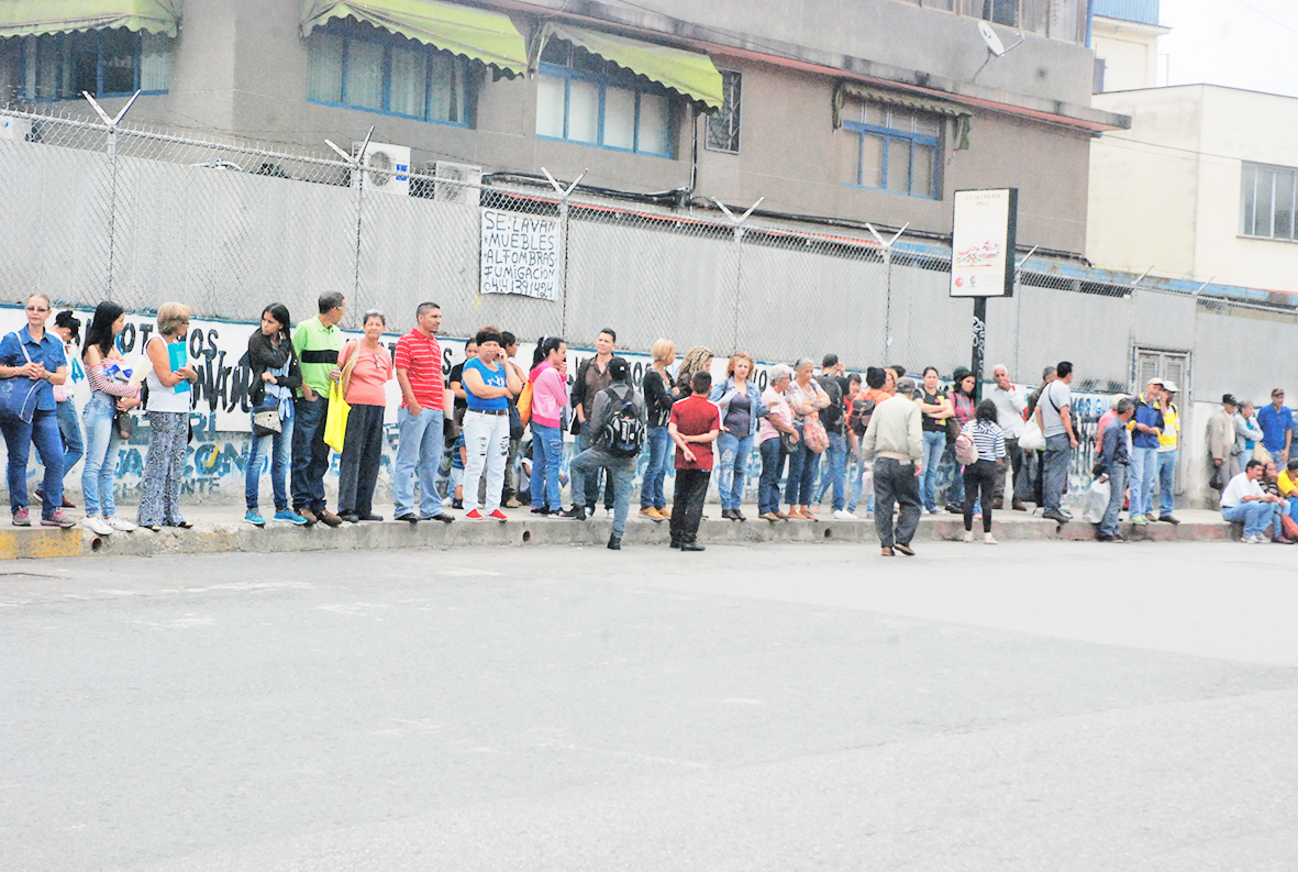 Falta de transporte público hace trotar a carrizaleños