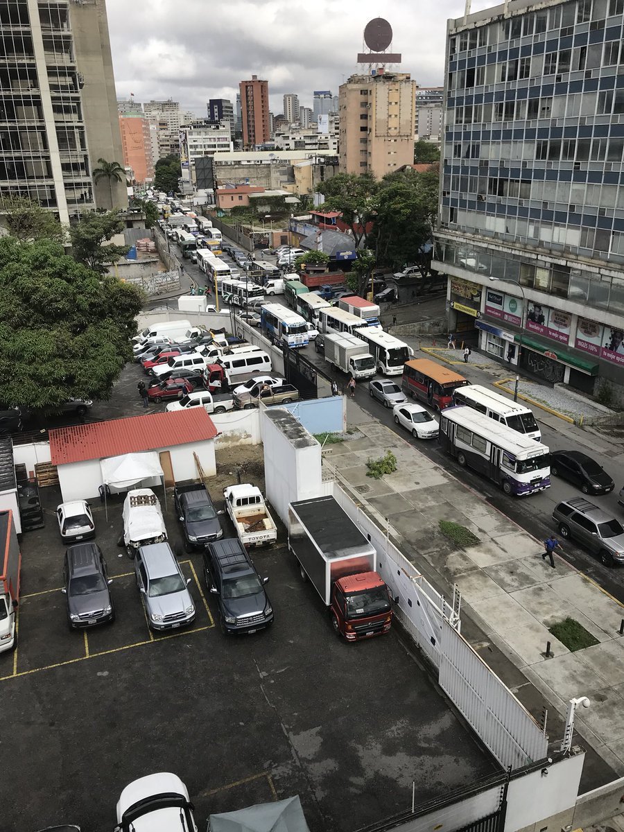 Protestan frente al Ministerio de Transporte en Caracas por falta de repuestos