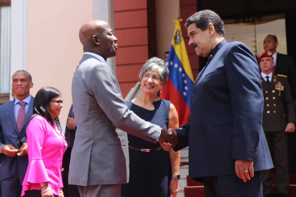 Primer ministro de Trinidad y Tobago llegó a Venezuela para reunirse con Maduro