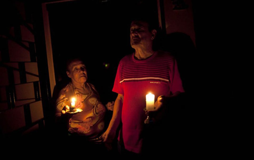 Oscuridad acorrala a residentes de El Nacional