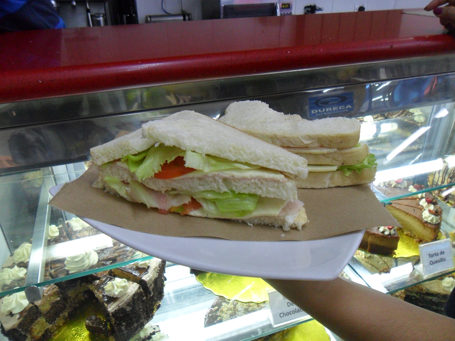 Un sándwich sencillo cuesta más de Bs. 3 millones