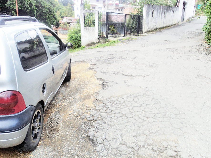 Llena de huecos se encuentra la vialidad en Vista Hermosa