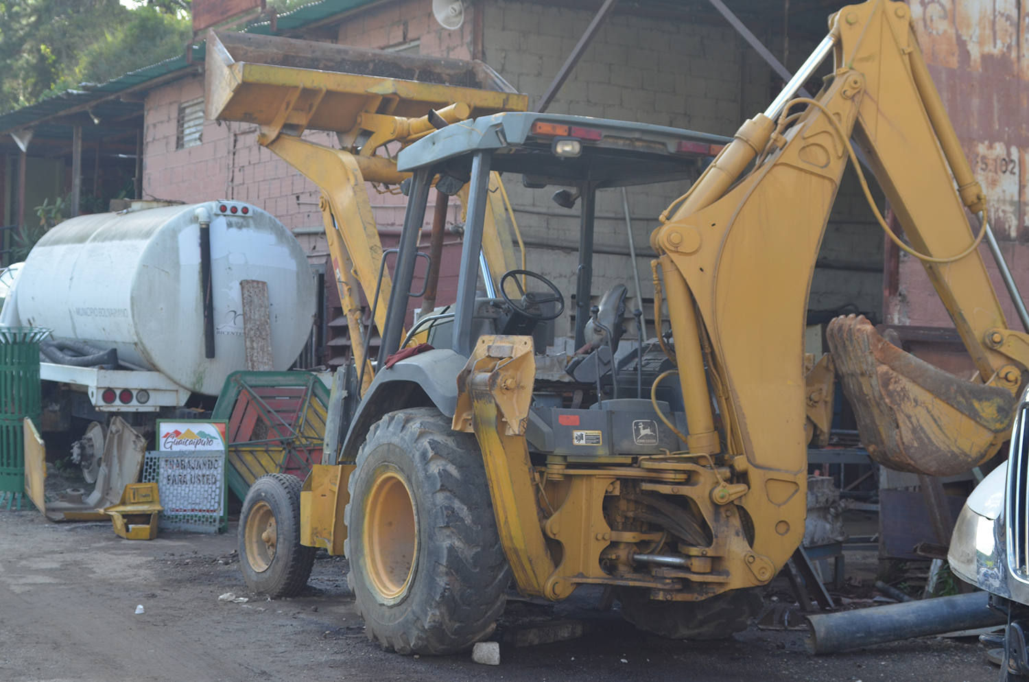 Recuperan camión de bacheo, cisterna y retroexcavadora