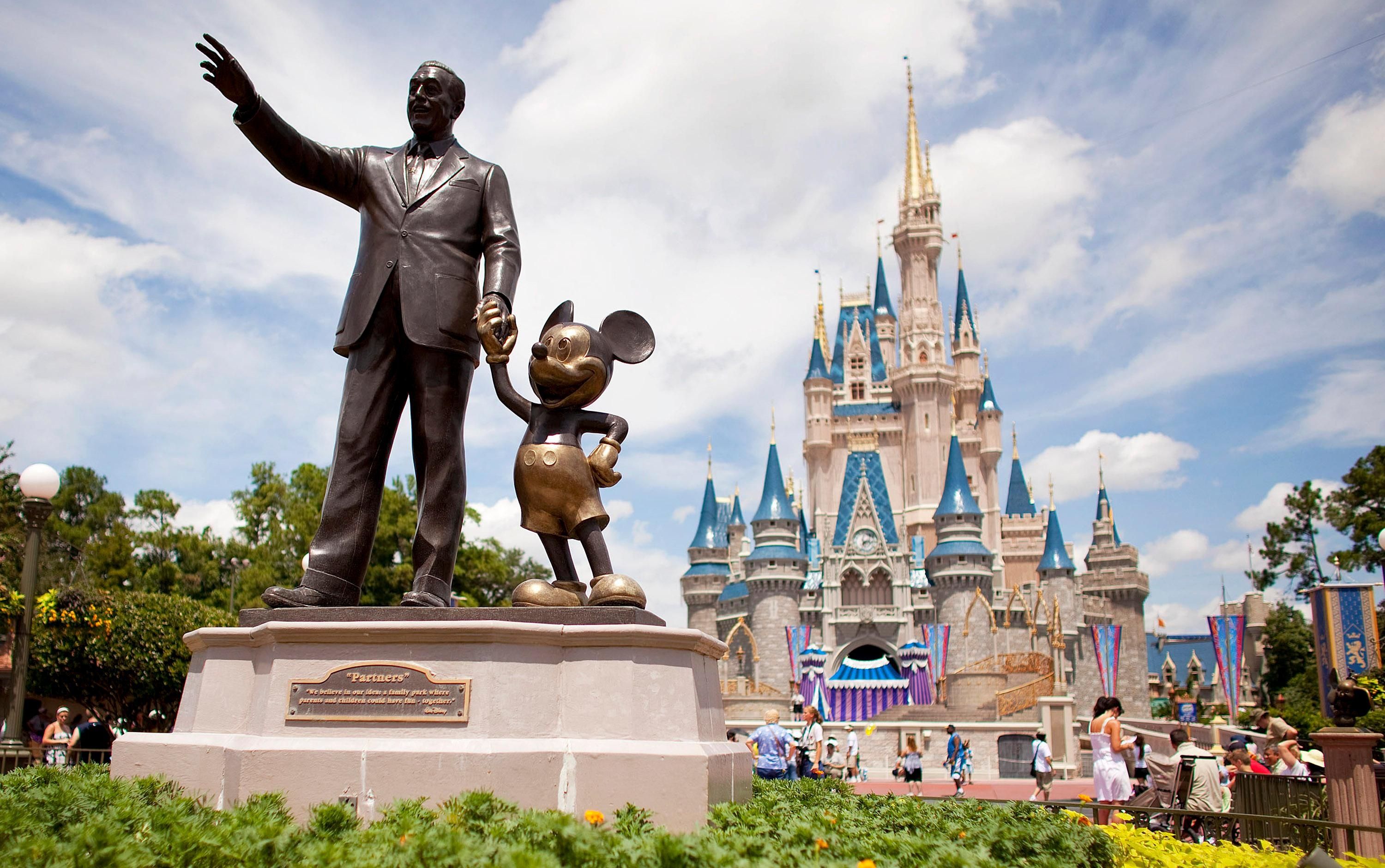 Disney enfrenta críticas por “estereotipos” de su primer personaje abiertamente gay