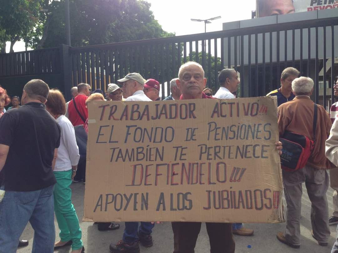 Jubilados de Pdvsa protestan en sede La Campiña por pago de pensiones