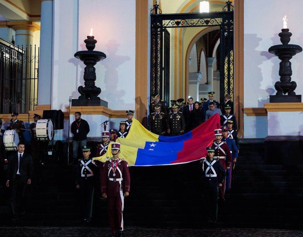 Izada la bandera nacional por los 212 años del tricolor