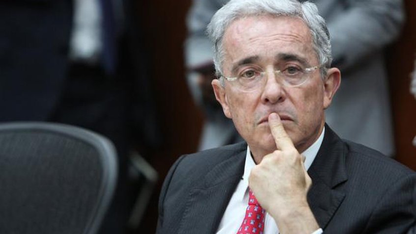 Senador Álvaro Uribe pide que “retengan” su renuncia