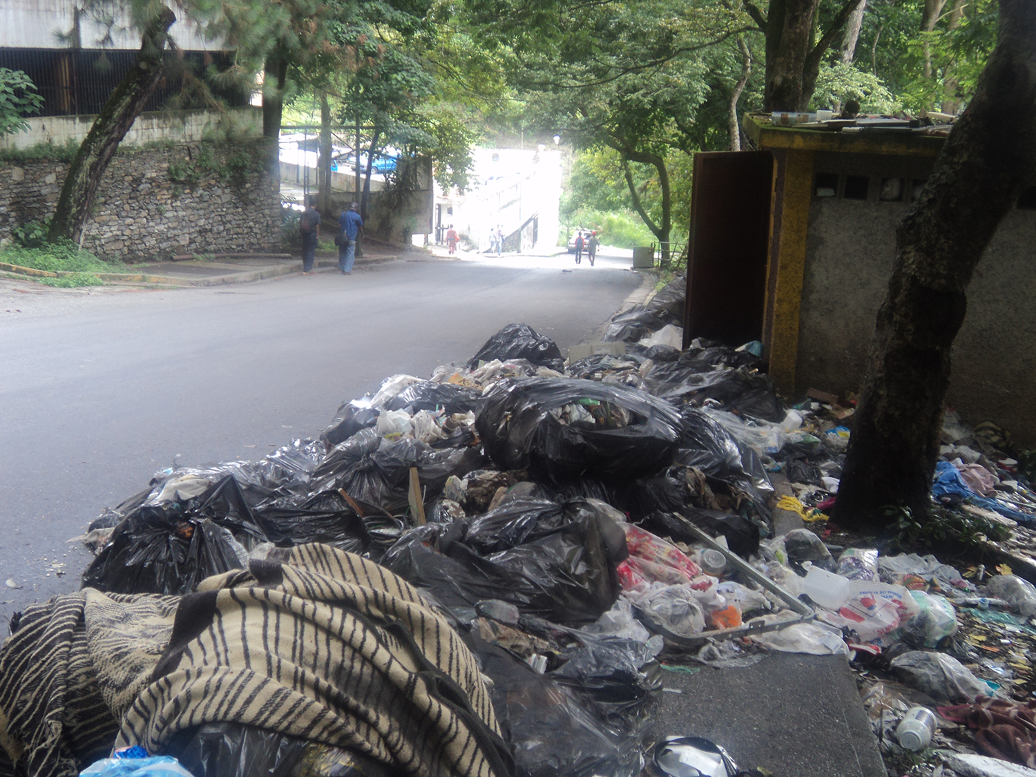 Un mes sin recoger la basura en El Encanto