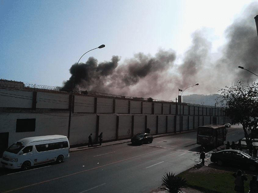 Motín e incendio se desatan en cárcel juvenil de Lima