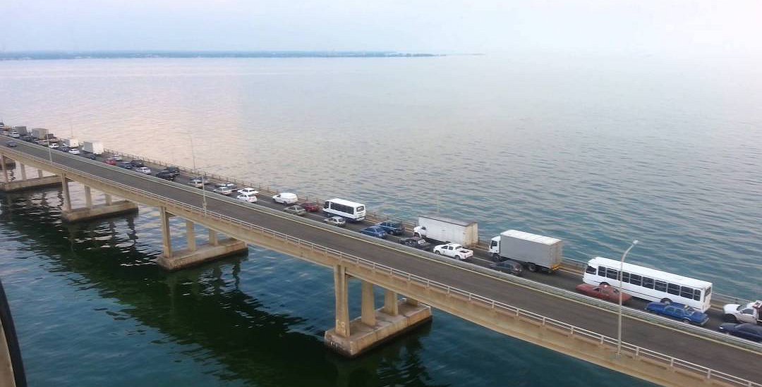 Abren un solo canal por puente sobre el lago de Maracaibo