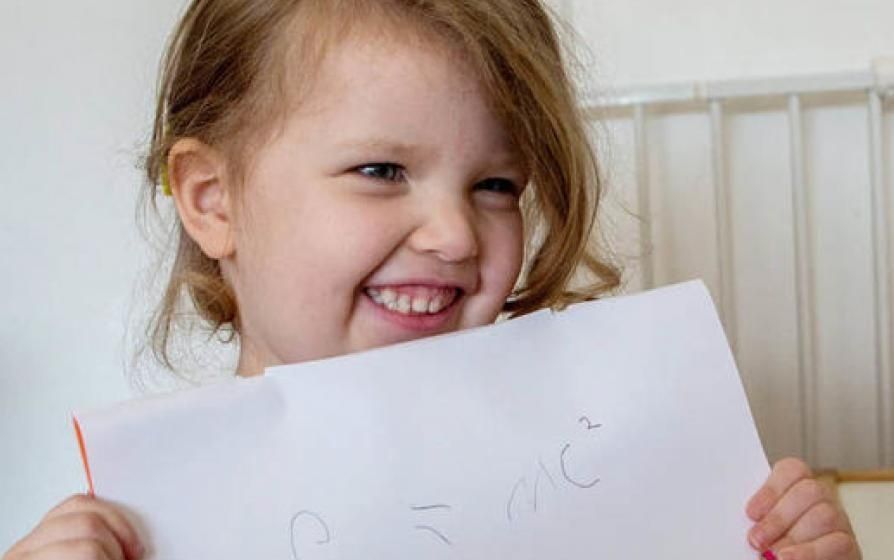 Niña británica de tres años superó el coeficiente intelectual de Einstein