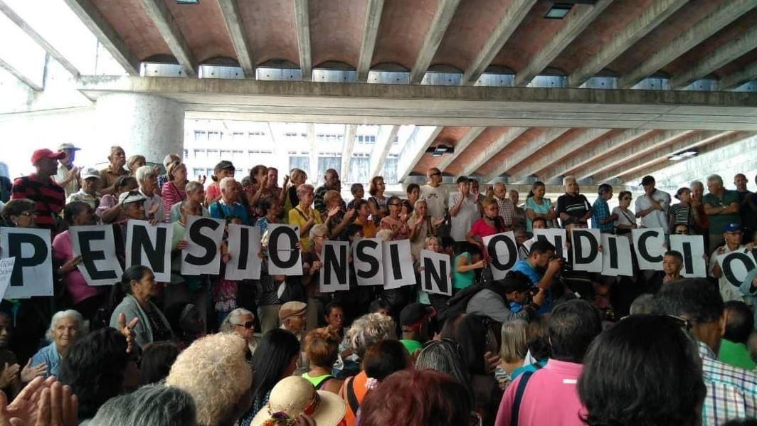 Pensionado protestaron en IVSS de Caracas para exigir respuestas