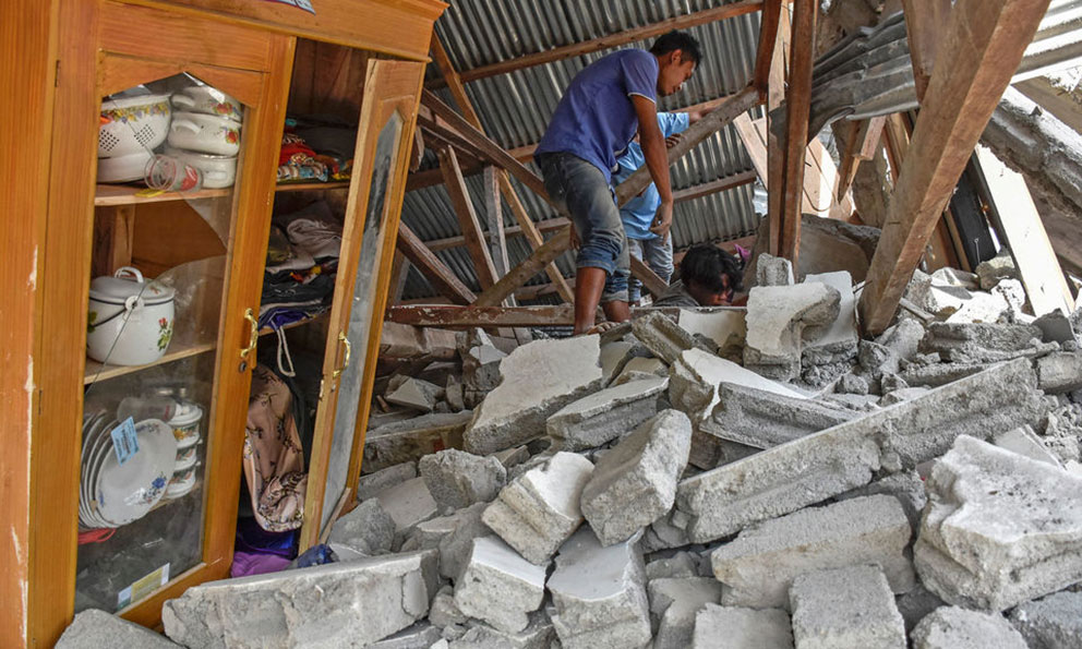 Aumenta a 142 la cifra de muertos por terremoto en Indonesia