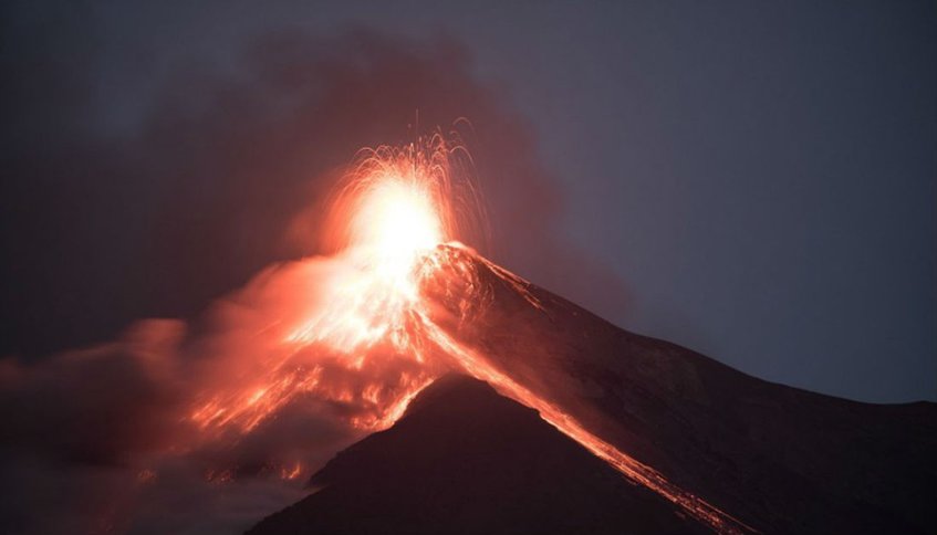 En Guatemala volcán de fuego se mantiene con explosiones y expulsión de cenizas