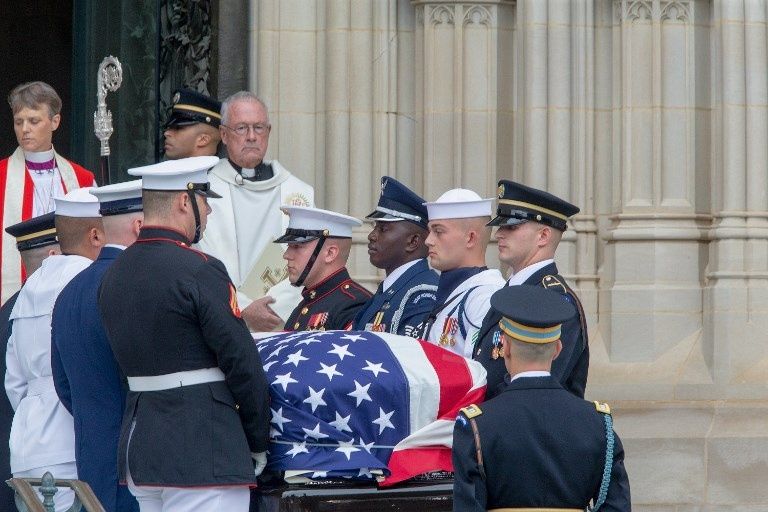 Dos expresidentes de EE UU rinden tributo a McCain en una despedida sin Trump
