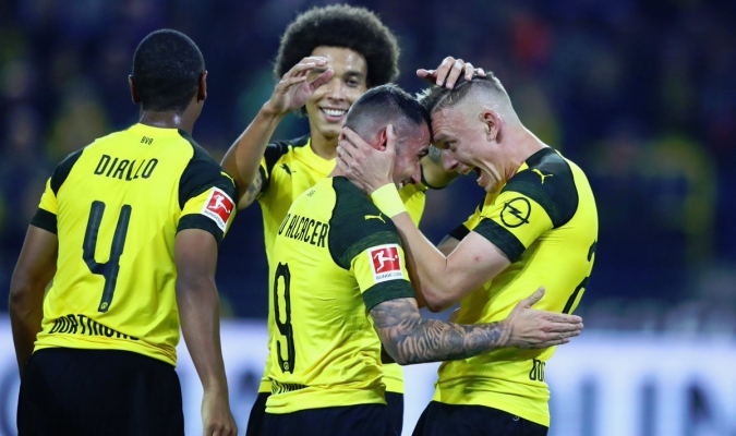Paco Alcacer brilló en su debut sellando el triunfo y el liderato momentáneo del Dortmund
