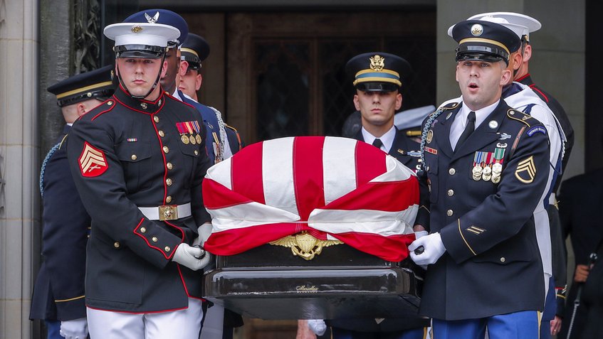 Entierran al senador McCain en el cementerio de la Academia Naval de EEUU