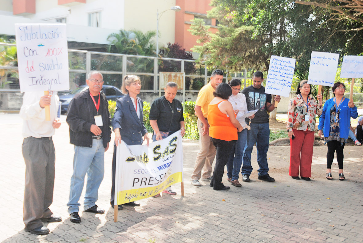 Trabajadores del HVS protestan por eliminación de contrato colectivo