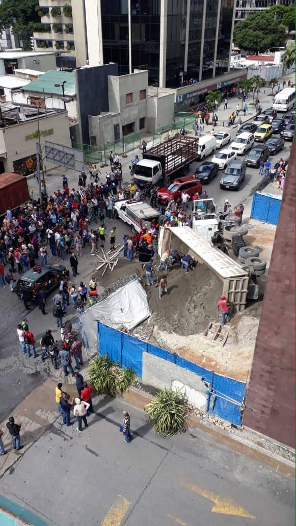 Hombre murió al caerle cargamento de un camión de arena en la avenida Tamanaco de El Rosal