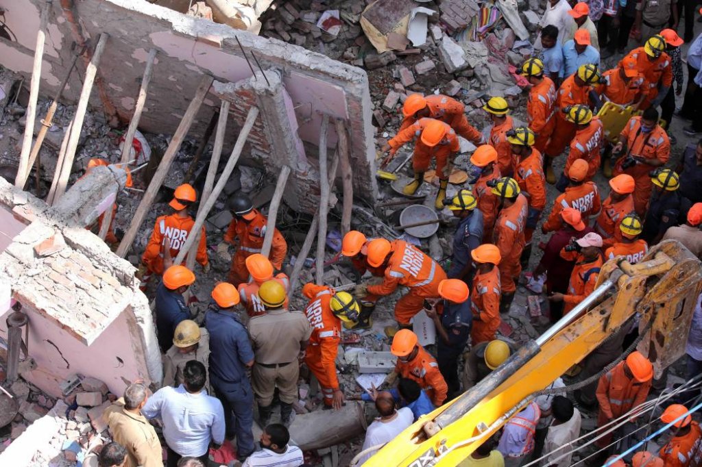 Mueren 4 niños y una mujer tras el derrumbe de un edificio en la India