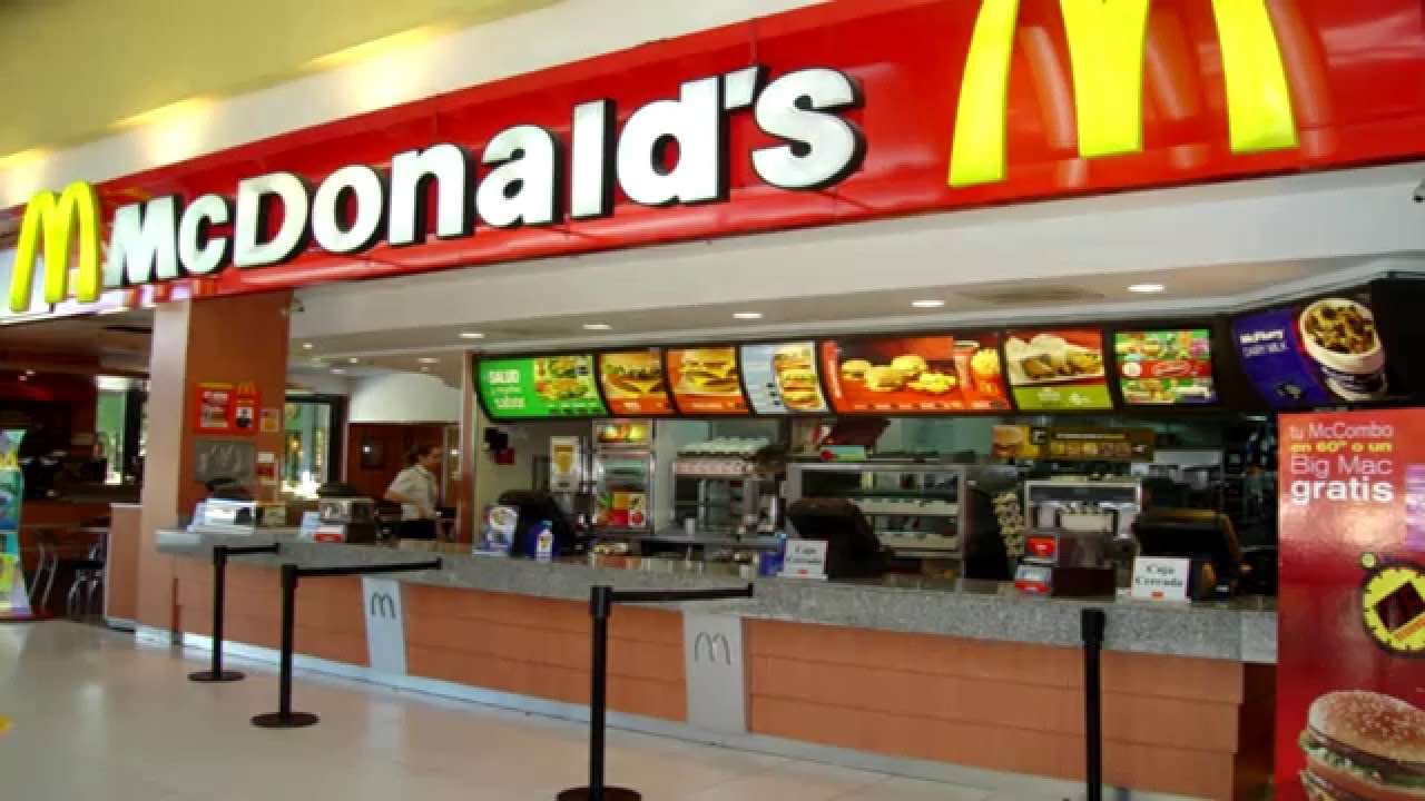 McDonald’s da 50.000 dólares a universitarios que colgaron publicidad falsa en uno de sus locales