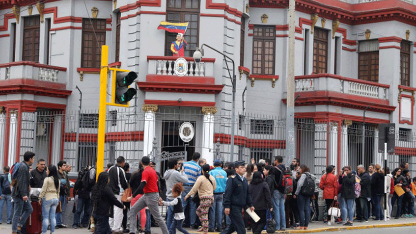 Venezolanos hacen cola frente a la embajada en Perú para regresar al país